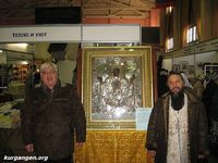Курган. Выставка "Добрый свет Рождества", 23-28.01.2010 — Чудотворная икона Абалацкой Божией Матери и протоиерей Александр из Куртамышской церкви Петра и Павла. Фото Николая Павлова, 23.01.2010